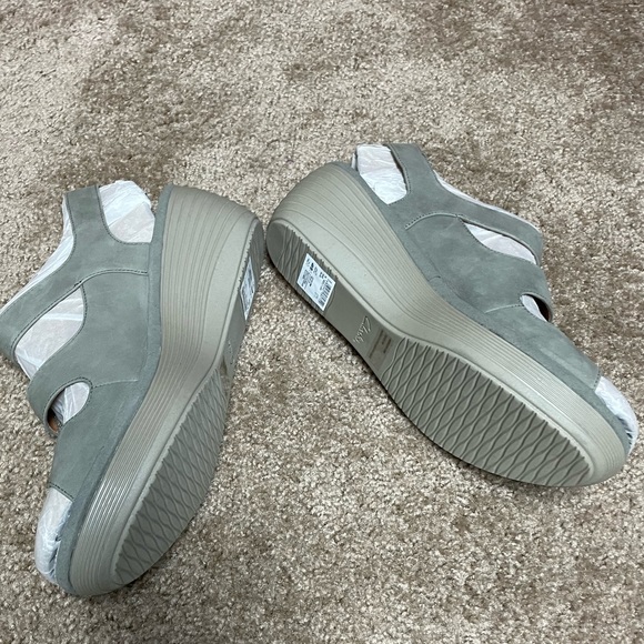 CLARKS REEDLY JUNO WEDGE SANDAL IN SAGE. SIZE 11W. BRAND NEW WITHOUT BOX. - Picture 6 of 8